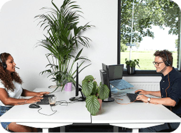Twee collega's overleggen op kantoor