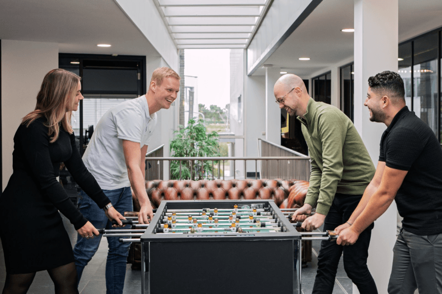 Collega's spelen tafelvoetbal tijdens de pauze