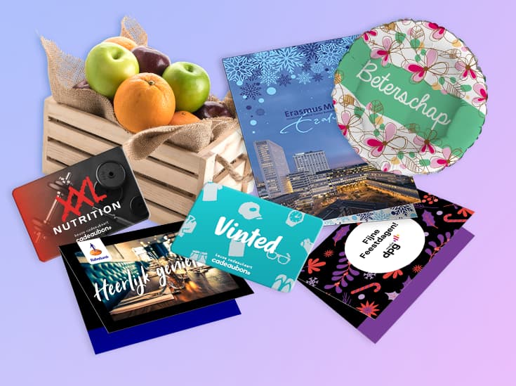 Een fruitmand met daarvoor uitgestalde cadeaukaarten, een beterschapsballon en feestdagenkaarten
