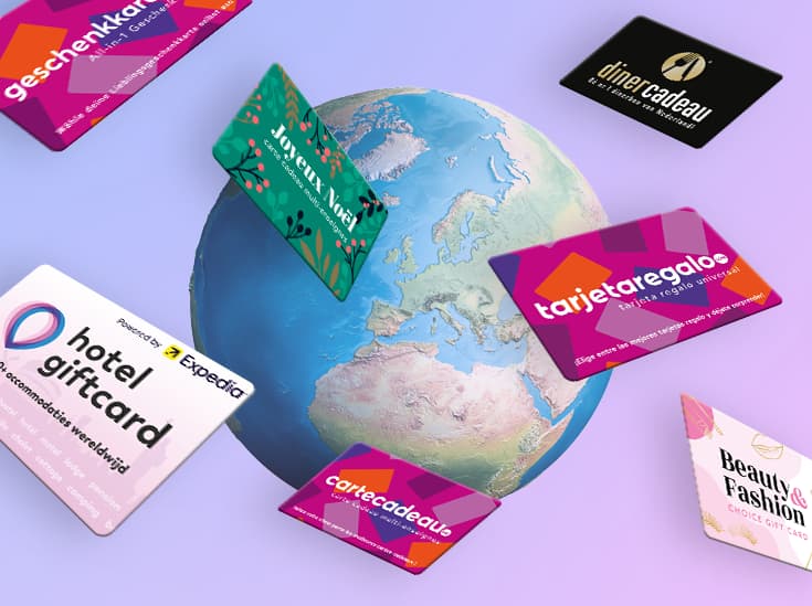 Internationale cadeaukaarten rond een wereldbol, waaronder Geschenkkarte, Joyeux Noël, Diner Cadeau, Hotel Giftcard, Tarjeta Regalo, Carte Cadeau en Beauty & Fashion