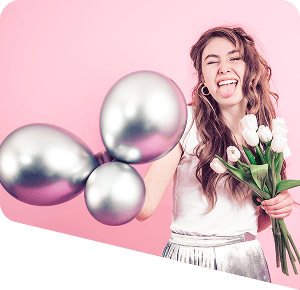 Twee collega's overhandigen een feestelijk ingepakt cadeau