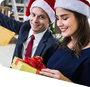 Een lachend team met een cadeau