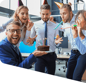 Collega's vieren samen een verjaardag op kantoor met een taart met kaarsjes