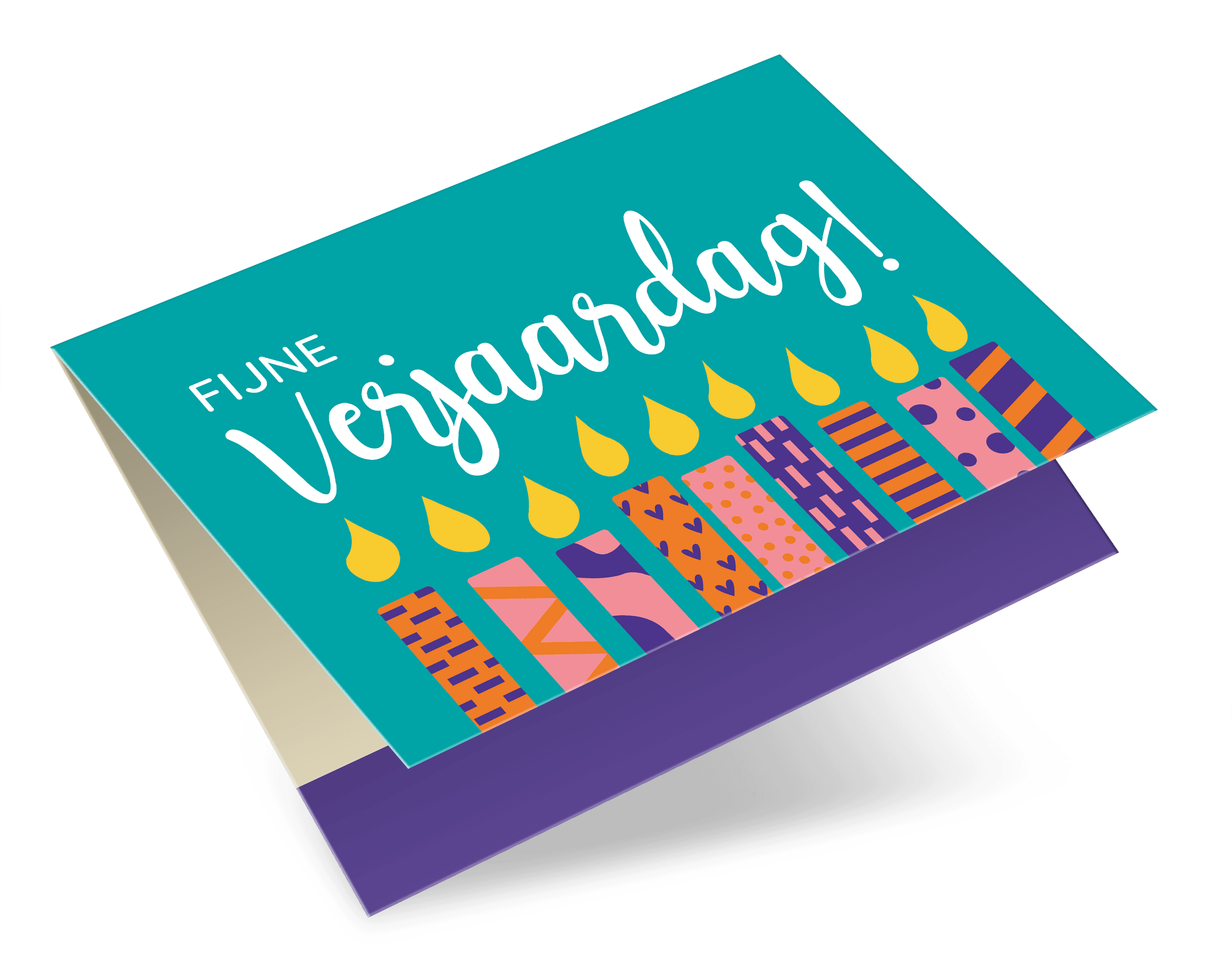 Cadeau-envelop met de tekst Fijne Verjaardag en kaarsjes op een turquoise achtergrond
