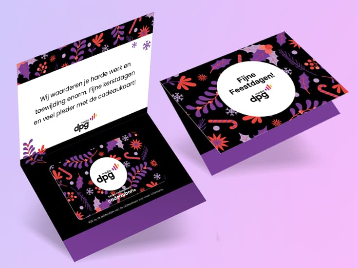 Feestdagenkaart en cadeaukaart van DPG Media met kerstmotief en boodschap binnenin
