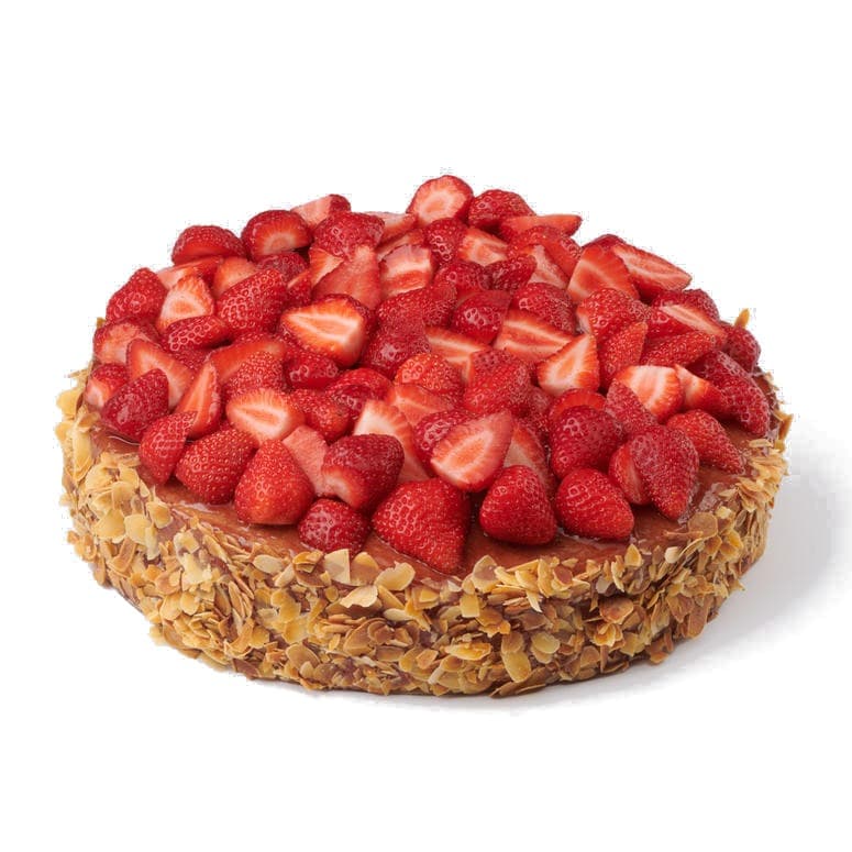 Ronde taart volledig belegd met verse aardbeien en een rand van amandelschaafsel