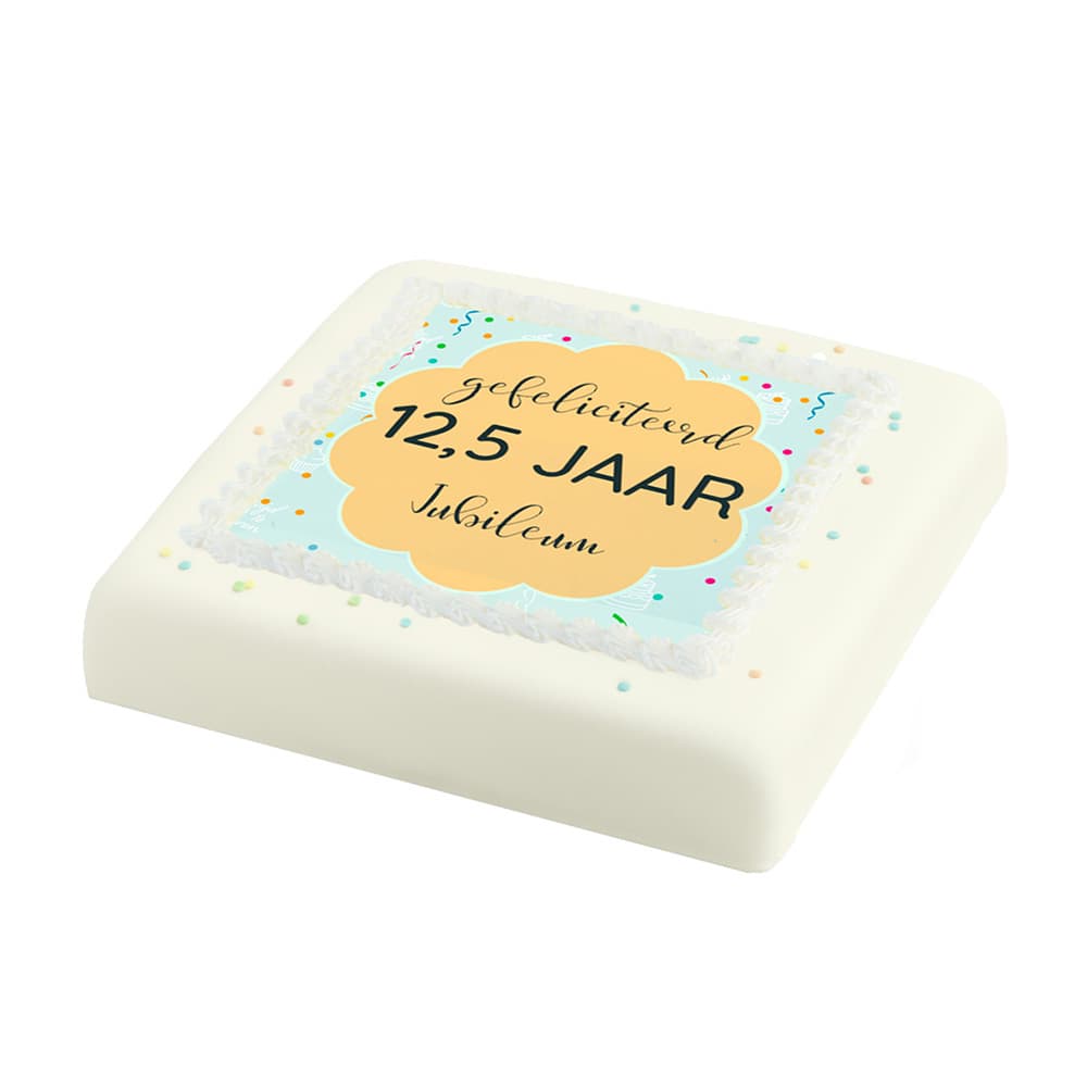 Vierkante taart met witte glazuurlaag en een print met de tekst gefeliciteerd 12,5 jaar jubileum