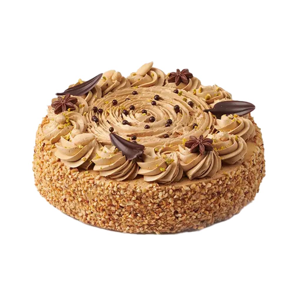 Ronde mokkataart met toefjes mokkaroom, chocoladedecoratie en een rand van gehakte noten
