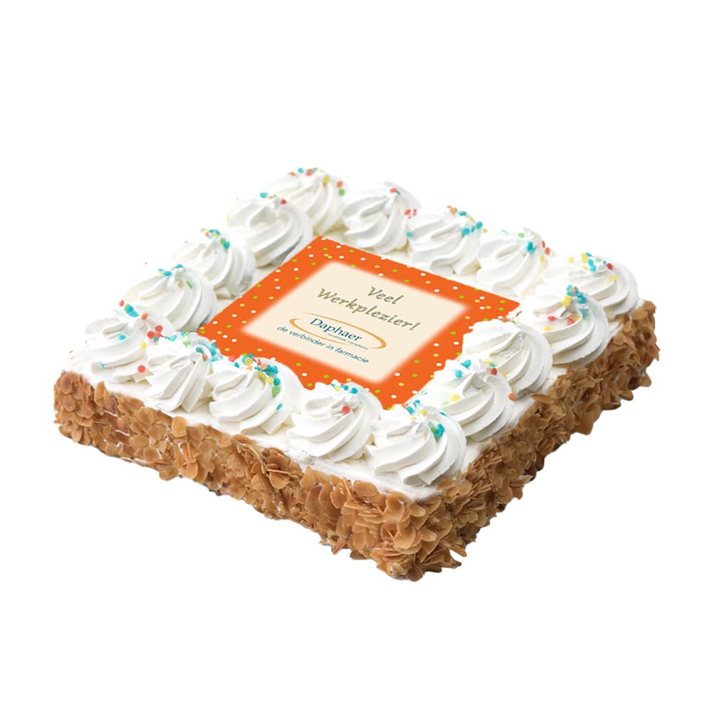 Vierkante slagroomtaart met amandelschaafsel en een eetbare print met bedrijfslogo en de tekst Veel Werkplezier
