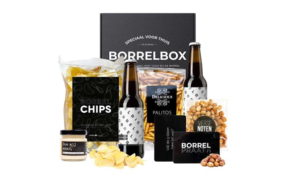 Borrelbox met twee speciaalbieren, chips, palitos, verse noten en borrelpraatkaarten in een zwarte doos