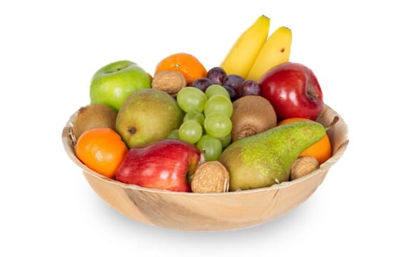 Houten fruitschaal met verse appels, peren, bananen, kiwi, mandarijnen, druiven en walnoten