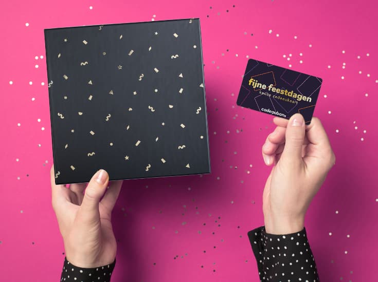 Feestelijk verpakte eindejaarsgeschenken met cadeaukaart op een tafel