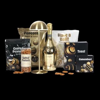Goudkleurig kerstpakket met een fles prosecco, popcorn, pinda's, toast en camembert