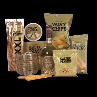 Borrelpakket in goudtinten met pretzel sticks, wavy chips, cheese sticks, gezouten pinda's en een fles