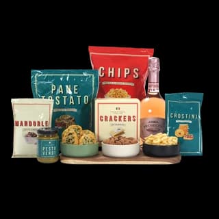 Italiaans borrelpakket met pane tostato, crackers, olijven, pesto en een fles rosé