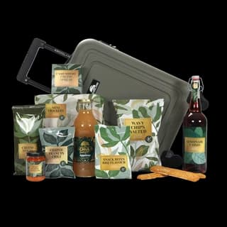 Kerstpakket met groene koelbox op wielen, chips, crackers, chilisaus en een fles bier