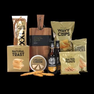 Borrelpakket met serveerplank, twee flessen speciaalbier, kaasdip, toast en chips