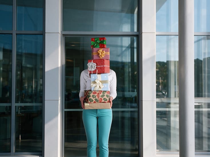 Zakelijke relatie ontvangt een cadeaukaart in een envelop met bedrijfslogo