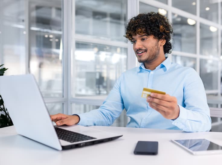 Manager achter een laptop in een moderne kantoorruimte